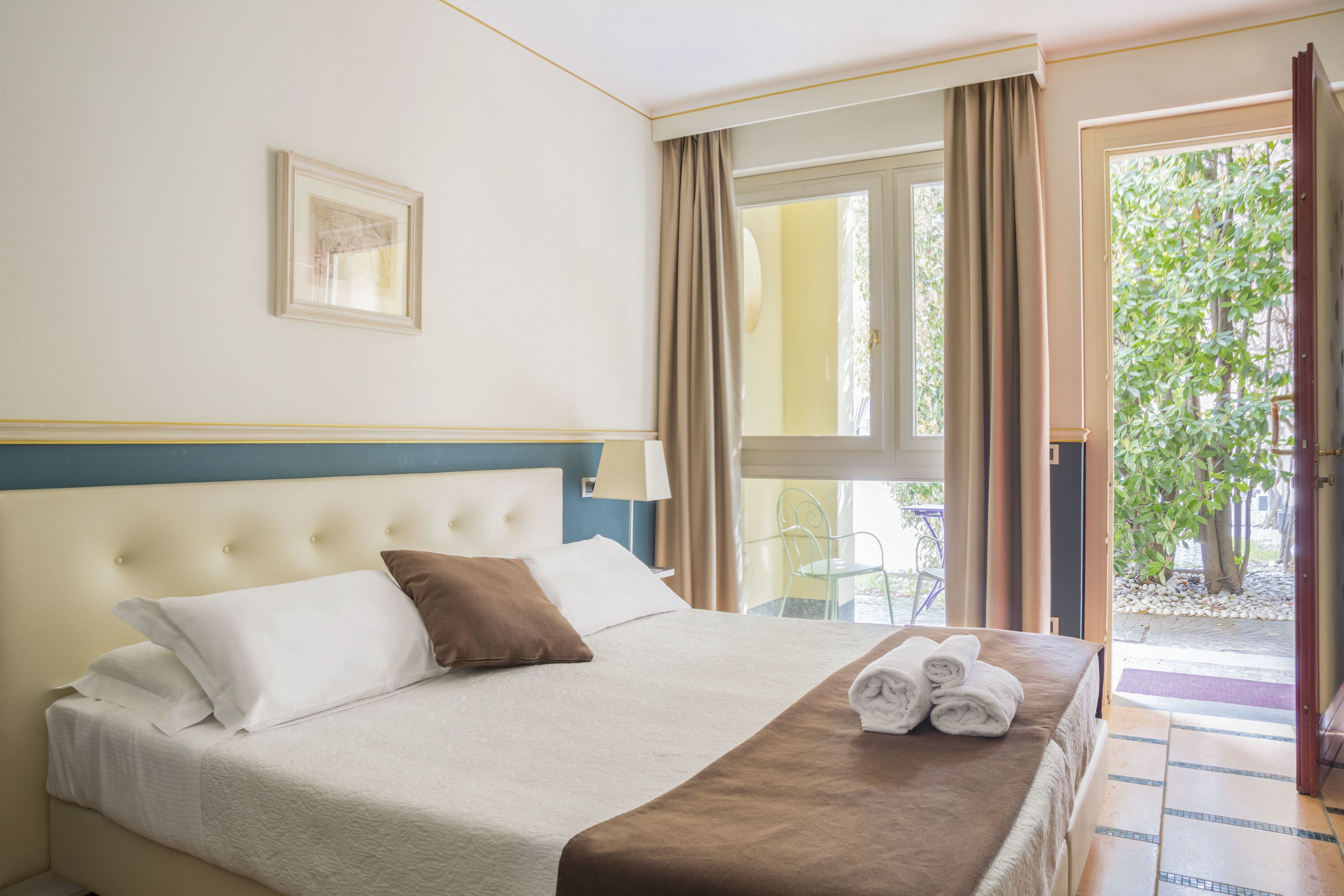 Habitación económica con 1 cama matrimonial o 2 individuales | Ropa de cama de alta calidad y minibar 