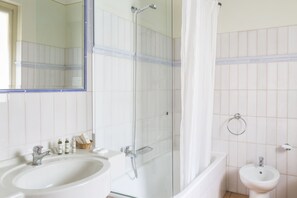 Free toiletries, hair dryer, slippers, bidet - Hotel Ponte di Rialto (Crema)