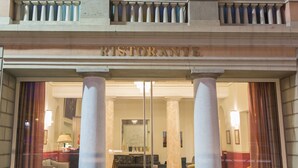 A hotel facade with the name "Albergo Ponte di Rialto" and a restaurant sign. - Hotel Ponte di Rialto (Crema)