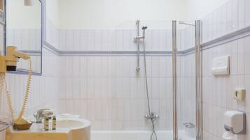 Ein Badezimmer mit Dachfenster, Dusche, Toilette und Bidet.