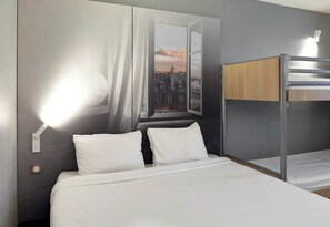 Habitación cuádruple, no fumadores | Escritorio, sistema de insonorización, ropa de cama