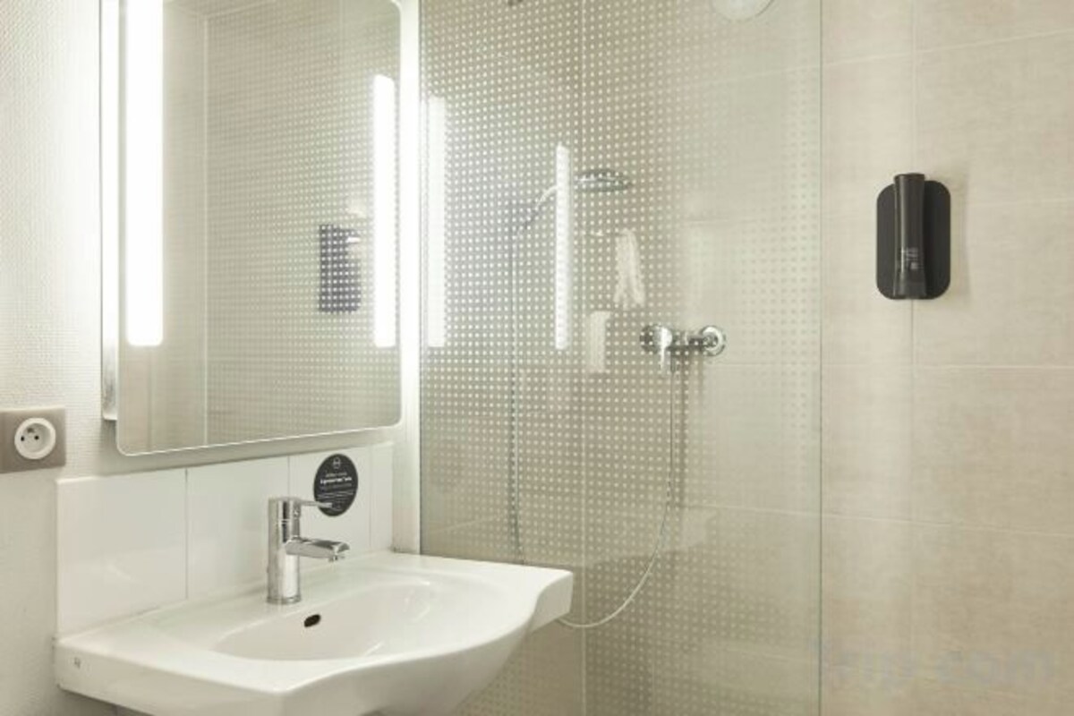 Shower, towels