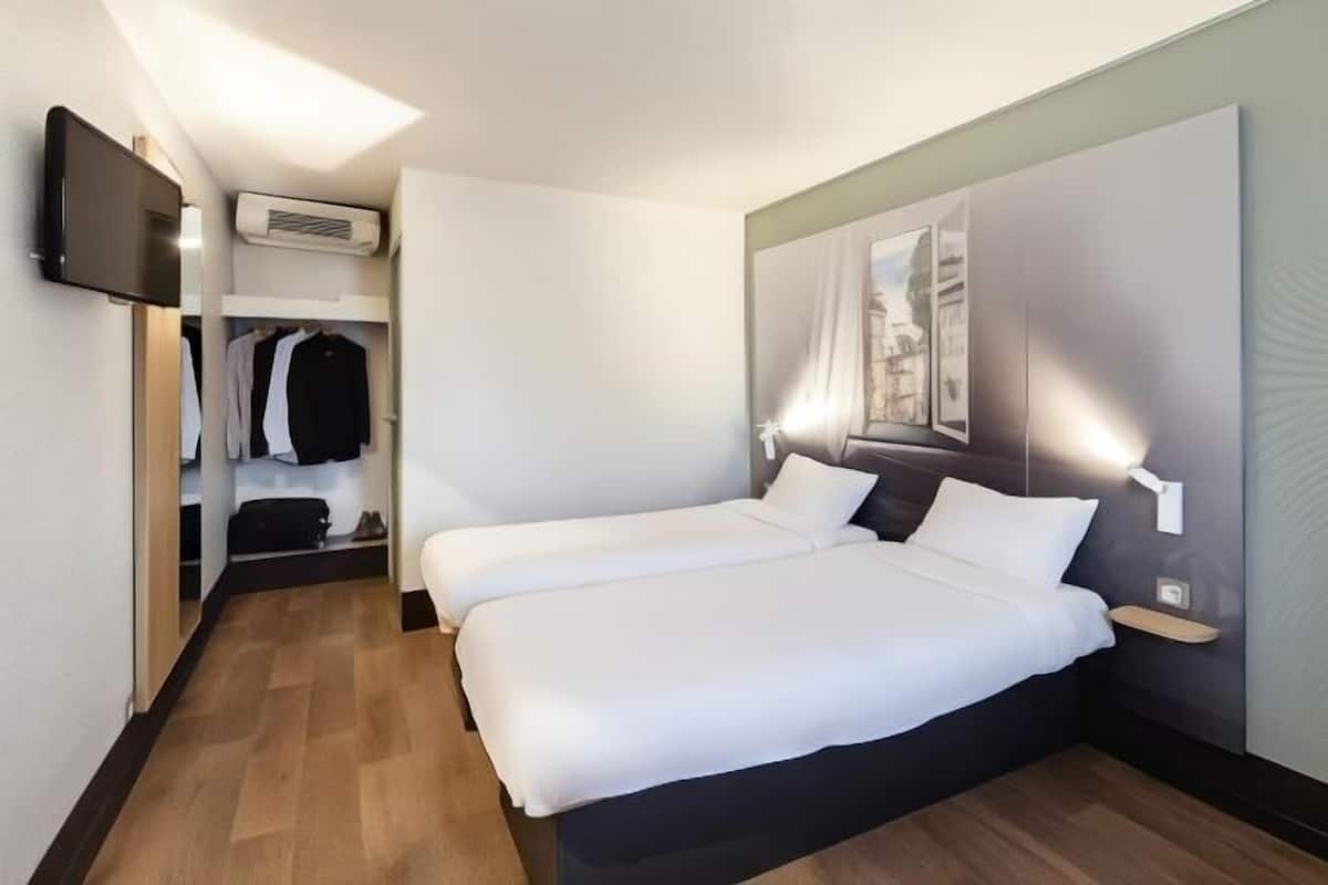 Bureau, chambres insonorisées, draps fournis