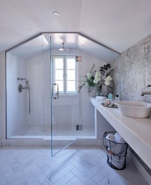 Ducha, artículos de higiene personal gratuitos, albornoces y toallas