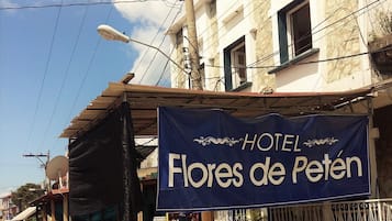 Päivittäinen täysi aamiainen (3 USD per henkilö)