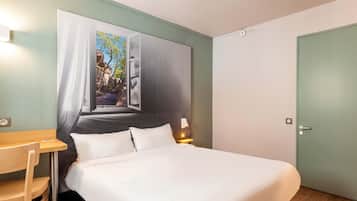Desk, soundproofing, free WiFi, bed sheets