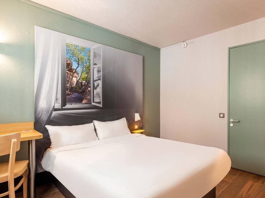 Desk, soundproofing, free WiFi, bed sheets