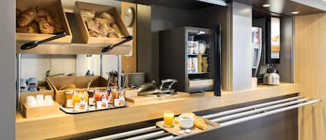 Petit déjeuner buffet servi tous les jours en supplément