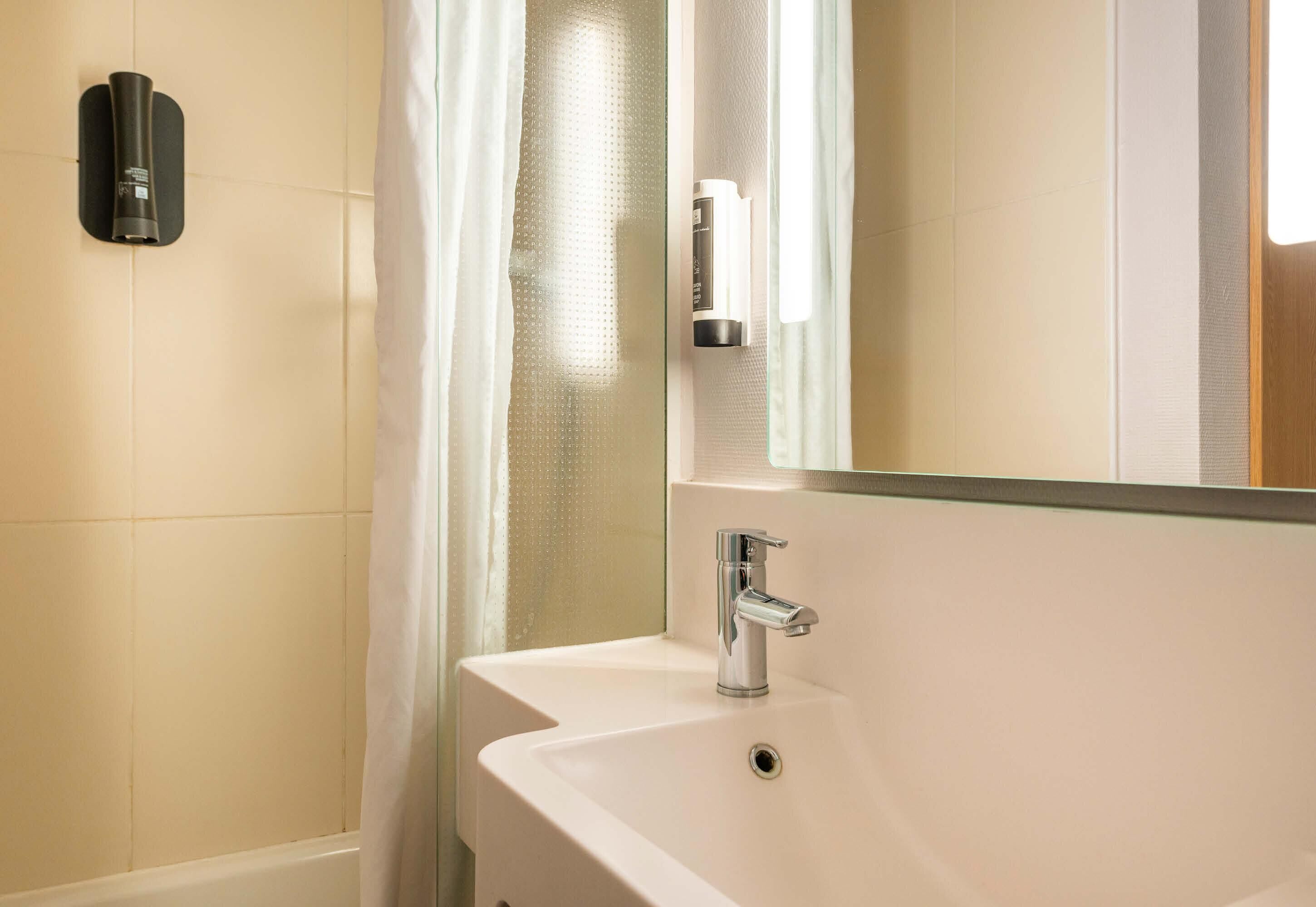 Shower, towels