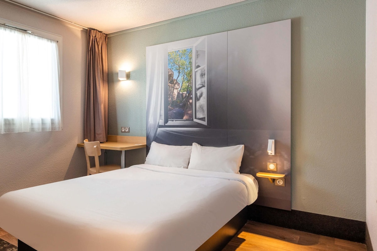 Double Room, Mobility Accessible | Desk, soundproofing, free WiFi, bed sheets