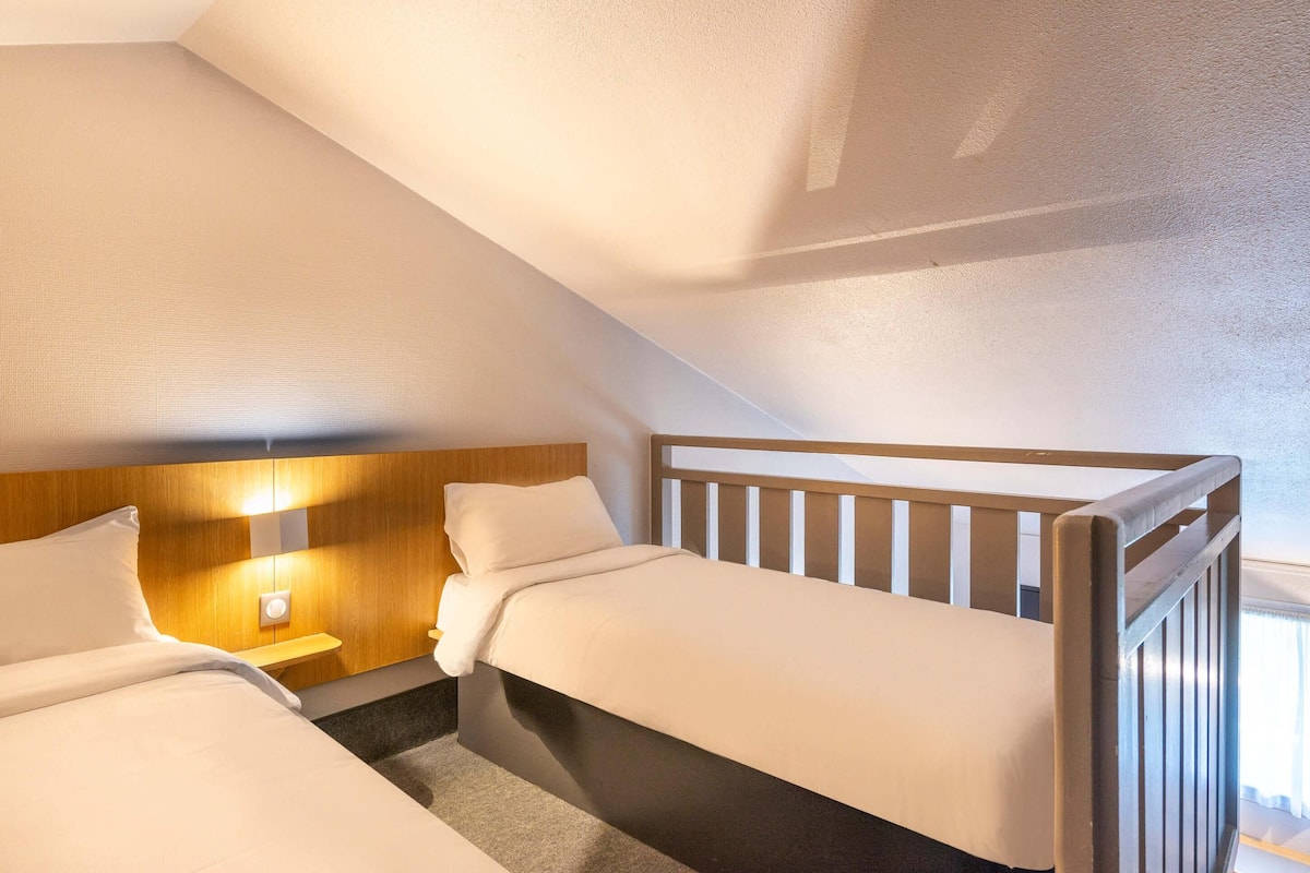 Quadruple Room, Non Smoking | Desk, soundproofing, free WiFi, bed sheets