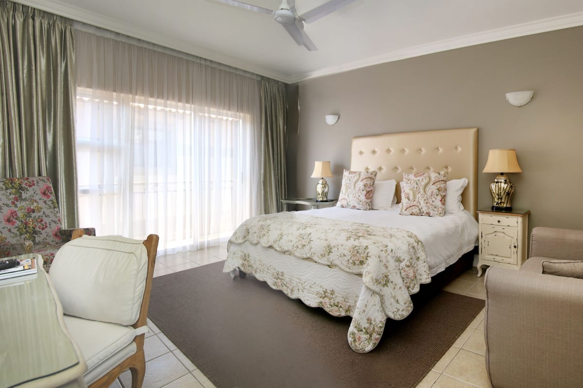 1 bedroom, premium bedding, in-room safe, desk