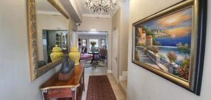 Interior entrance - The Mandyville (Jeffreys Bay)