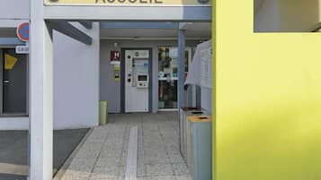 L'entrada a un hotel d'hostal amb un cartell que diu "ACCUEIL".