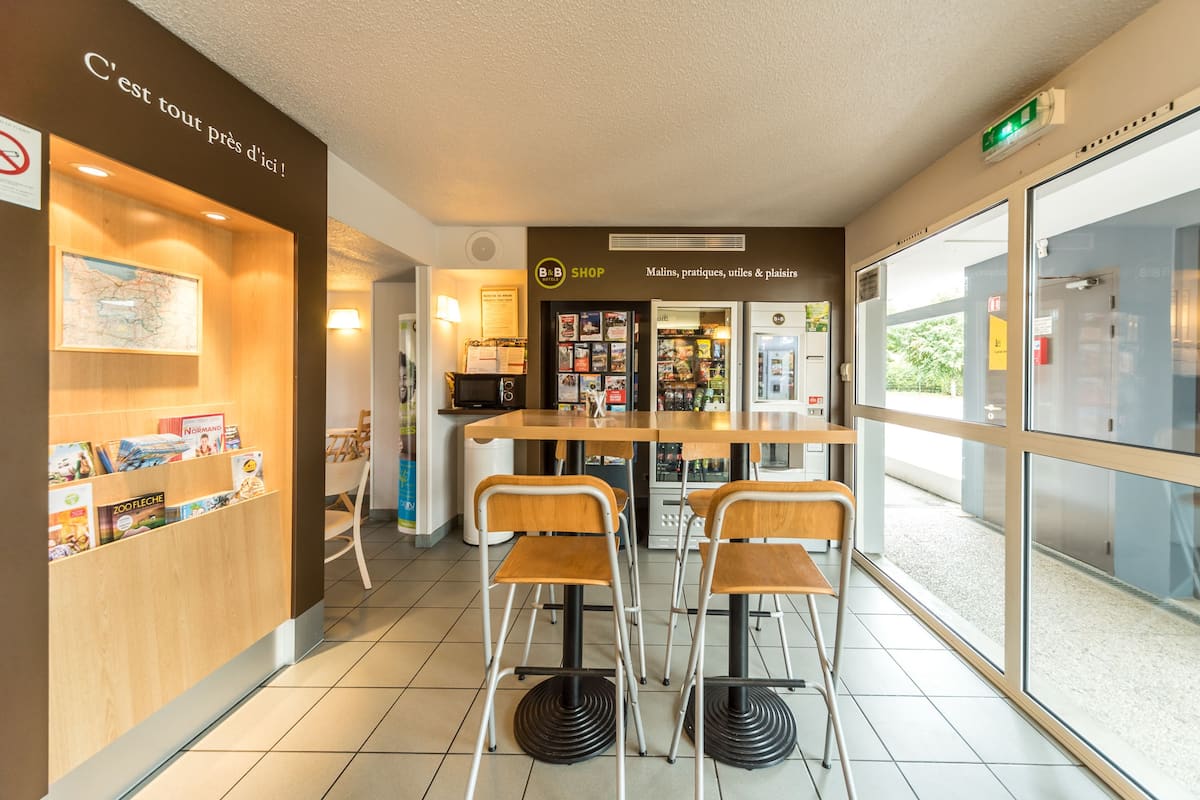 daily buffet breakfast for a fee