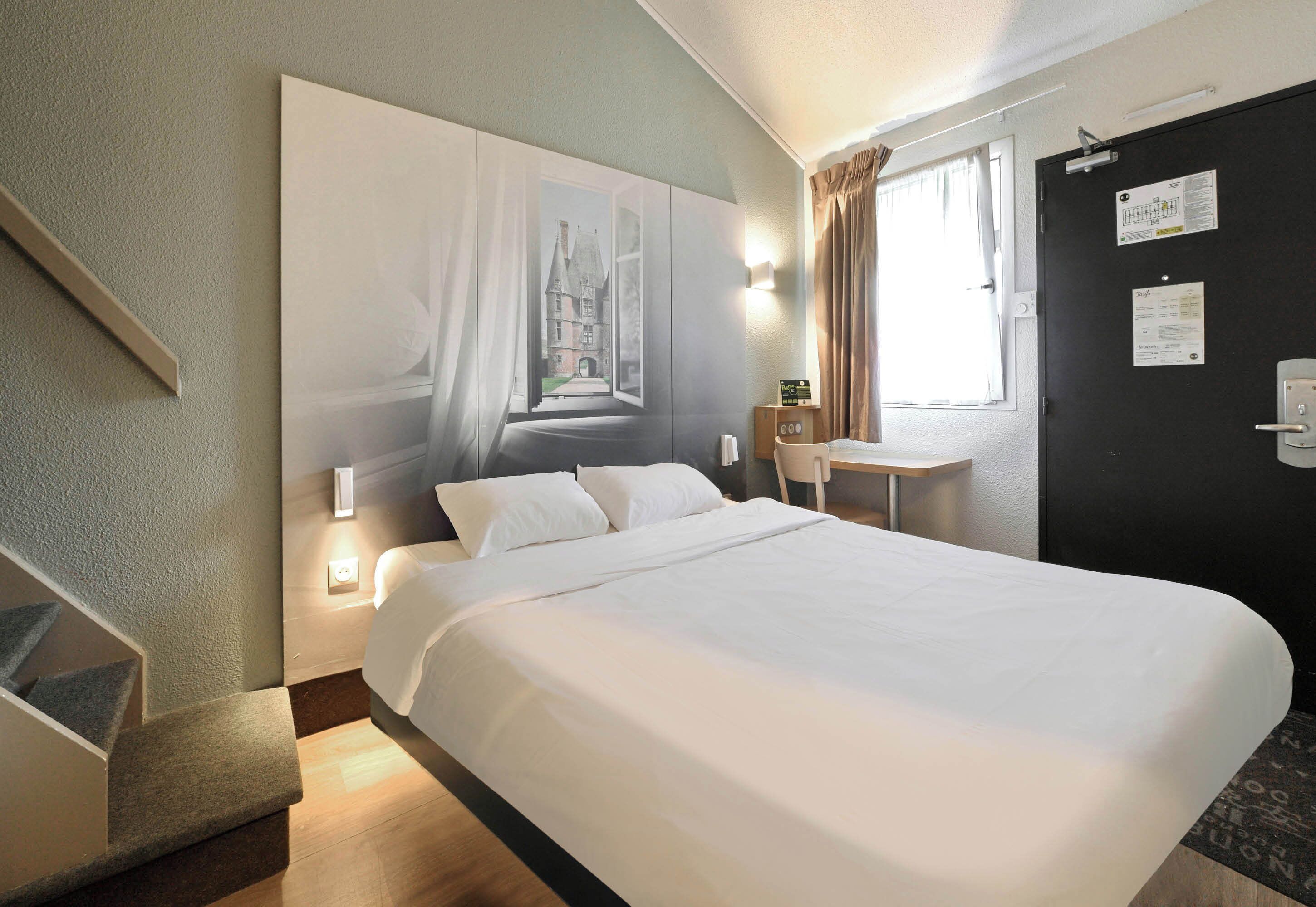 desk, soundproofing, free cots/infant beds, free wifi