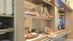 Una barra de desayuno con diversos alimentos y utensilios.