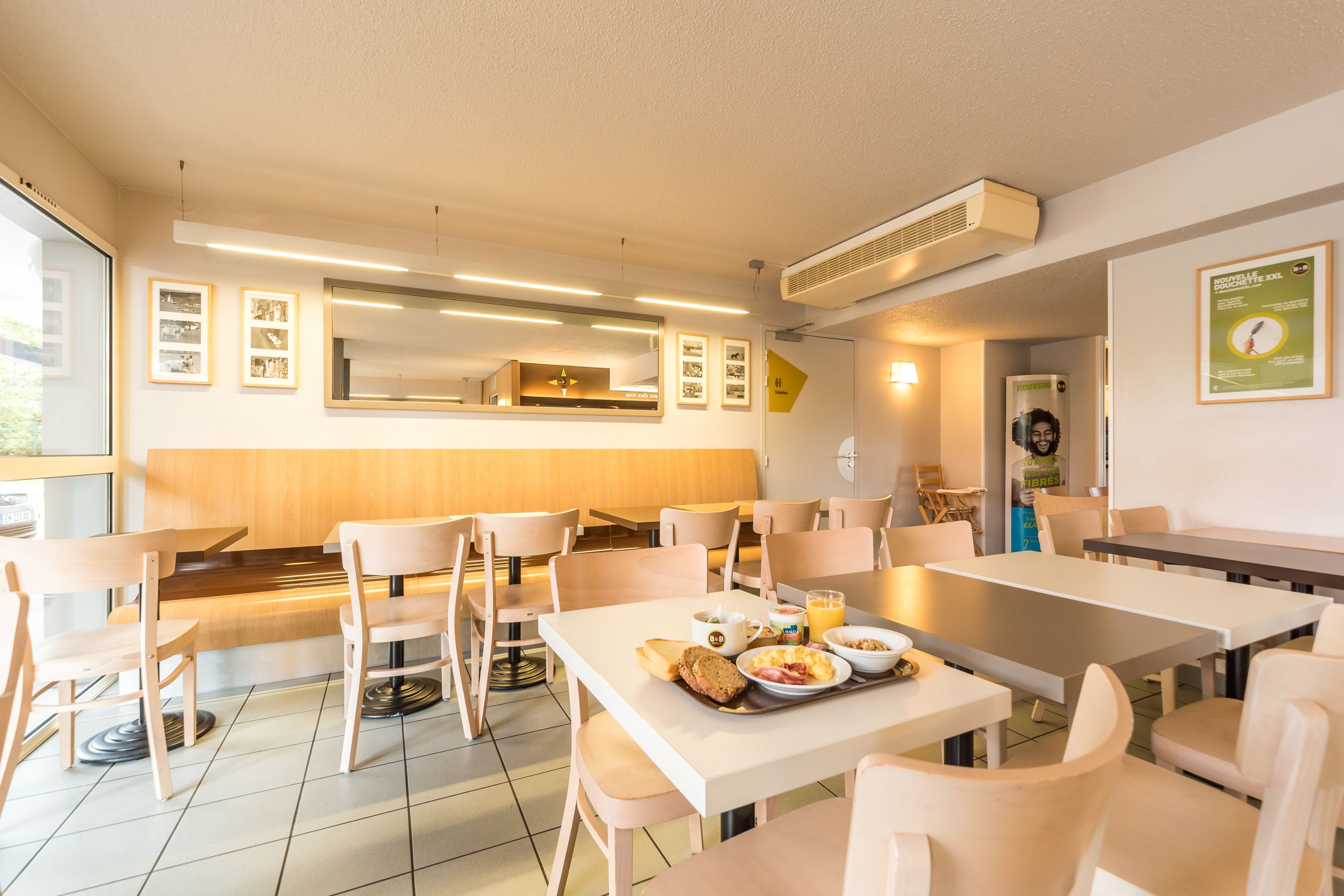 อาหารเช้าแบบบุฟเฟ่ต์ทุกวัน (คิดค่าบริการ)