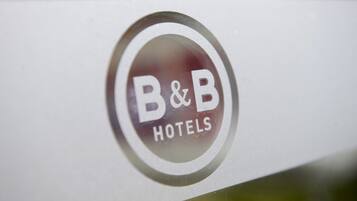Il logo di B&B Hotels su una superficie bianca.