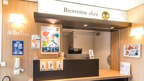 Una recepción de hotel con un cartel que dice “Bienvenue chez B&B Hotels” y un mapa de Europa.