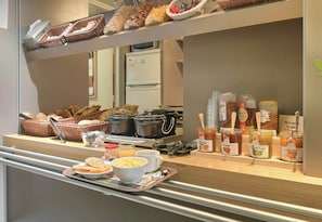 Bữa sáng buffet hàng ngày với phụ phí nhỏ 