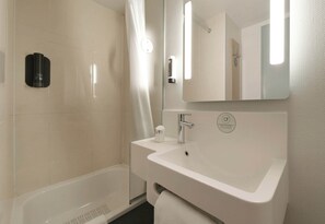 Shower, towels - B&B HOTEL Alençon Nord (Valframbert)