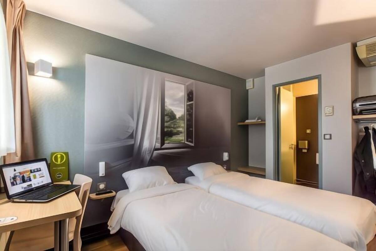 Desk, soundproofing, cribs (free), WiFi (free)