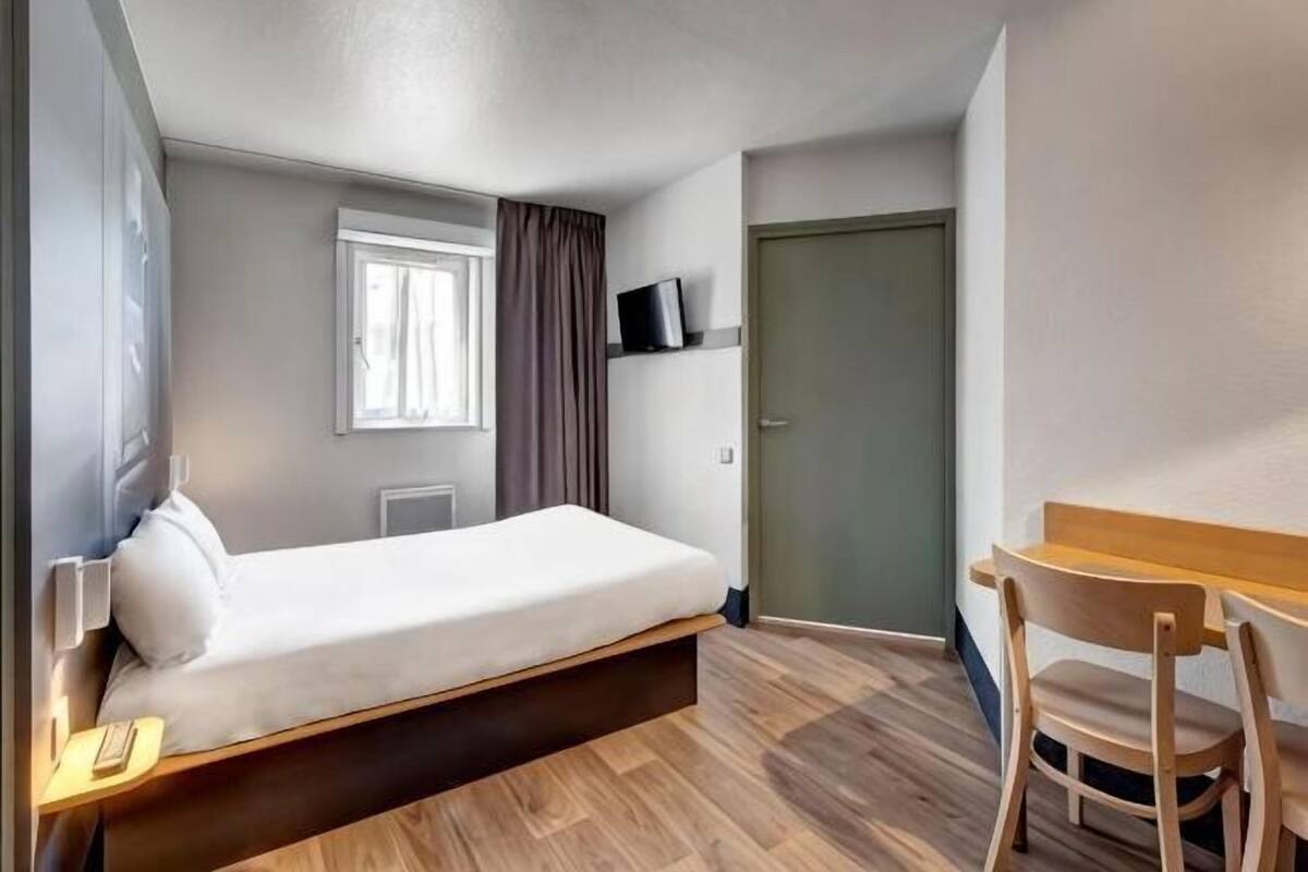 Desk, soundproofing, cribs (free), WiFi (free)
