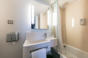 Een douche, gratis toiletartikelen, een haardroger, handdoeken