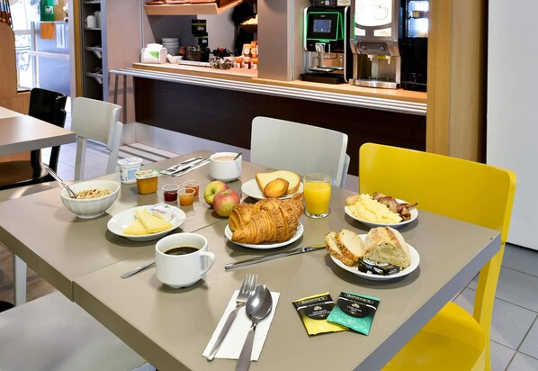 Petit déjeuner buffet servi tous les jours en supplément