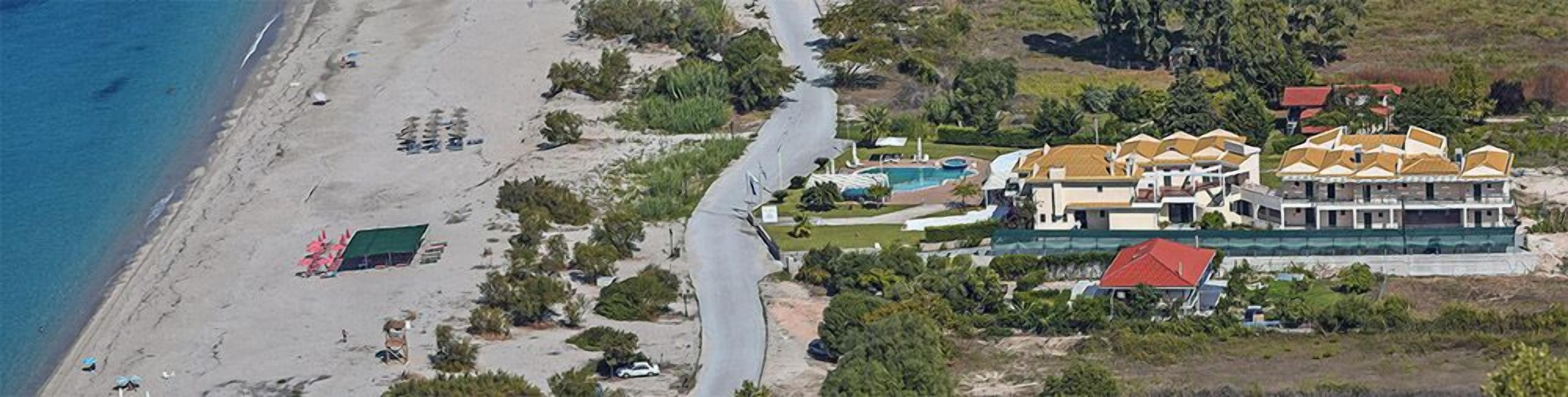 Una propiedad frente al mar con piscina, acceso a la playa y una casa grande con varias habitaciones.