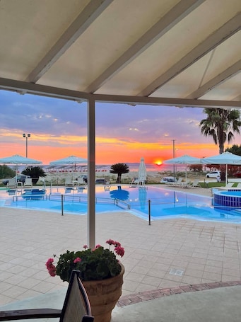 Poolside bar