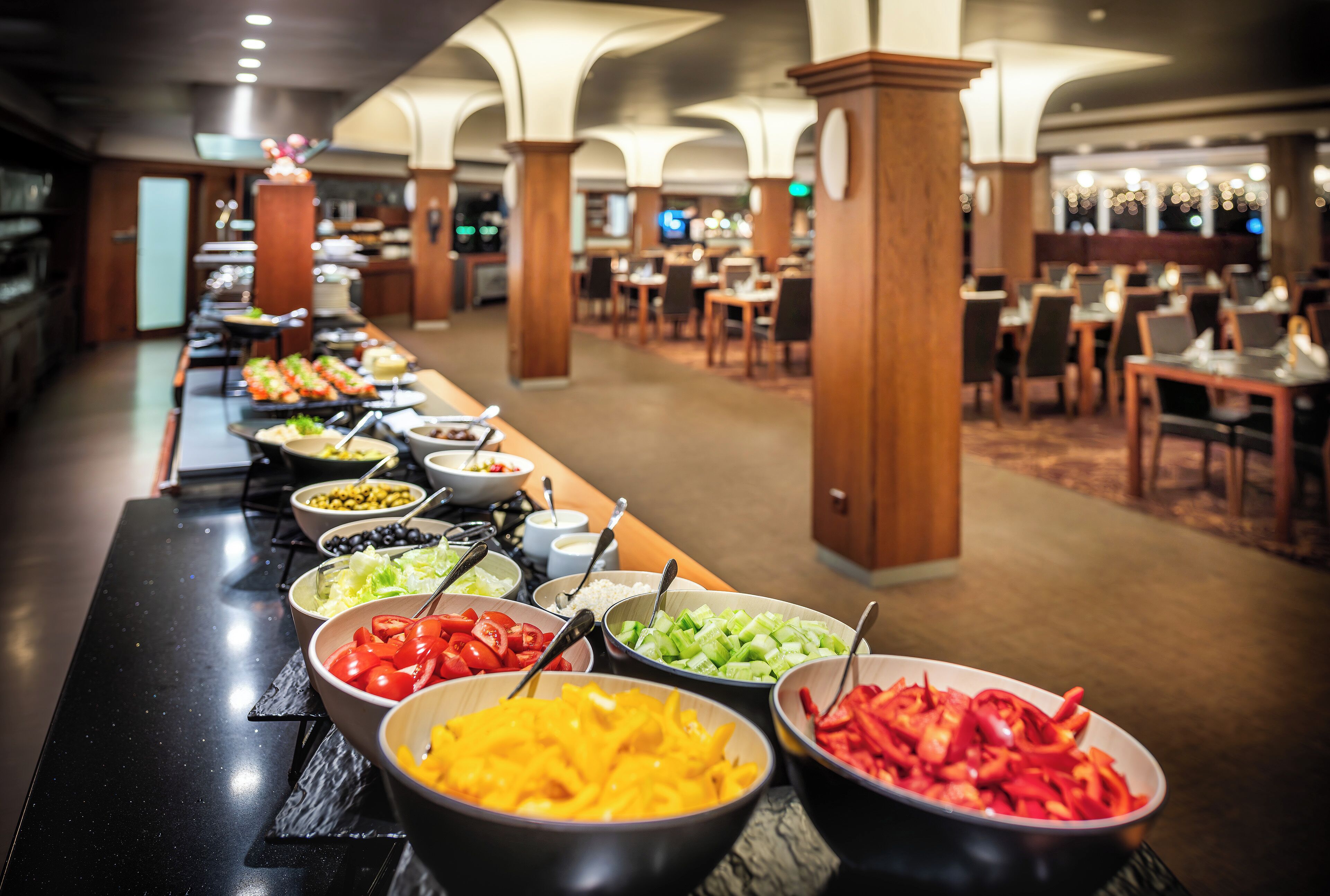 2 restaurants, breakfast, lunch, dinner served; international cuisine 