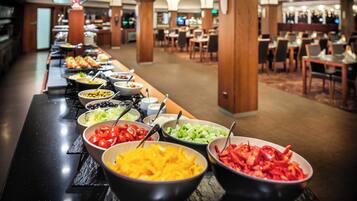 2 restaurants, breakfast, lunch, dinner served; international cuisine