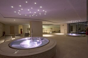 三溫暖烤箱、浴缸、蒸氣室、熱石按摩