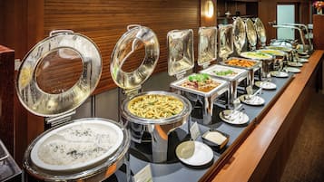 2 restaurantes, se sirven desayunos, comidas y cocina internacional