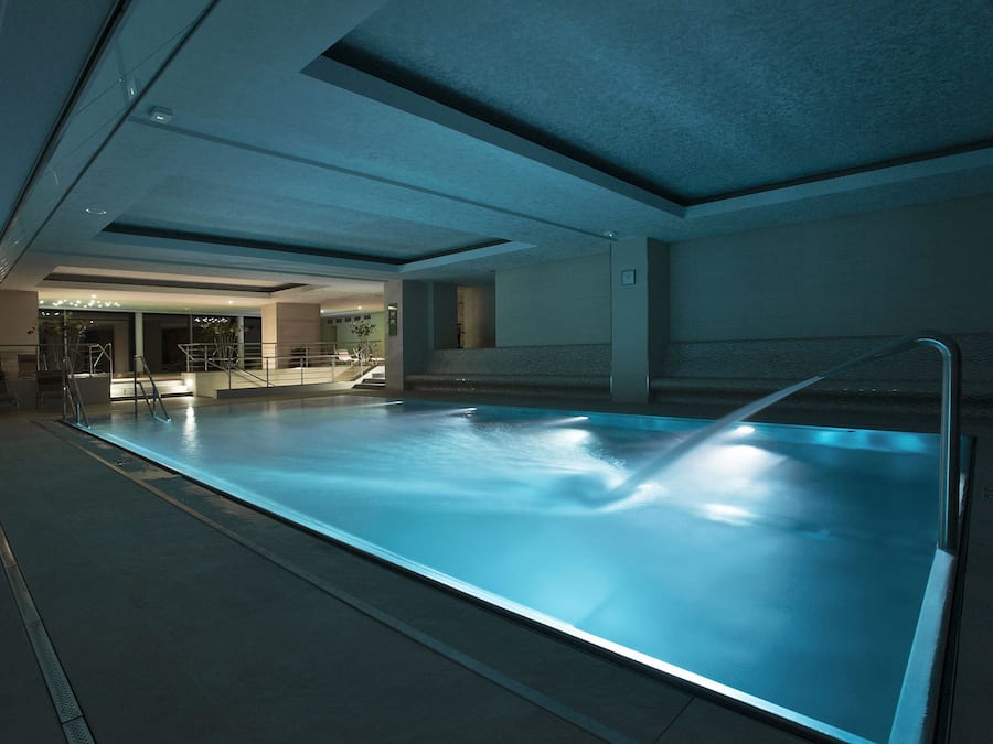 Een sauna, een bubbelbad, een stoombad, hotstone-massages