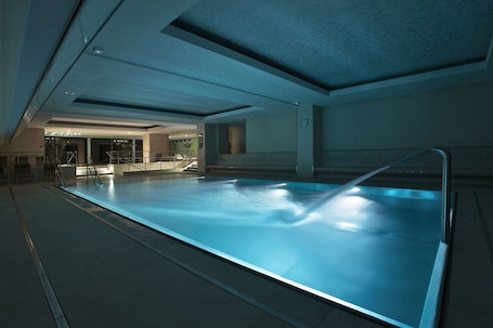 Un sauna, una bañera de hidromasaje, baño turco. Harmony Hotel