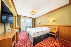 Minibar, caja de seguridad en la habitación y escritorio 