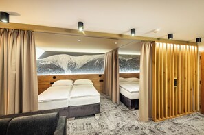 Deluxe studio | Een minibar, een kluis op de kamer, een bureau, een laptopwerkplek