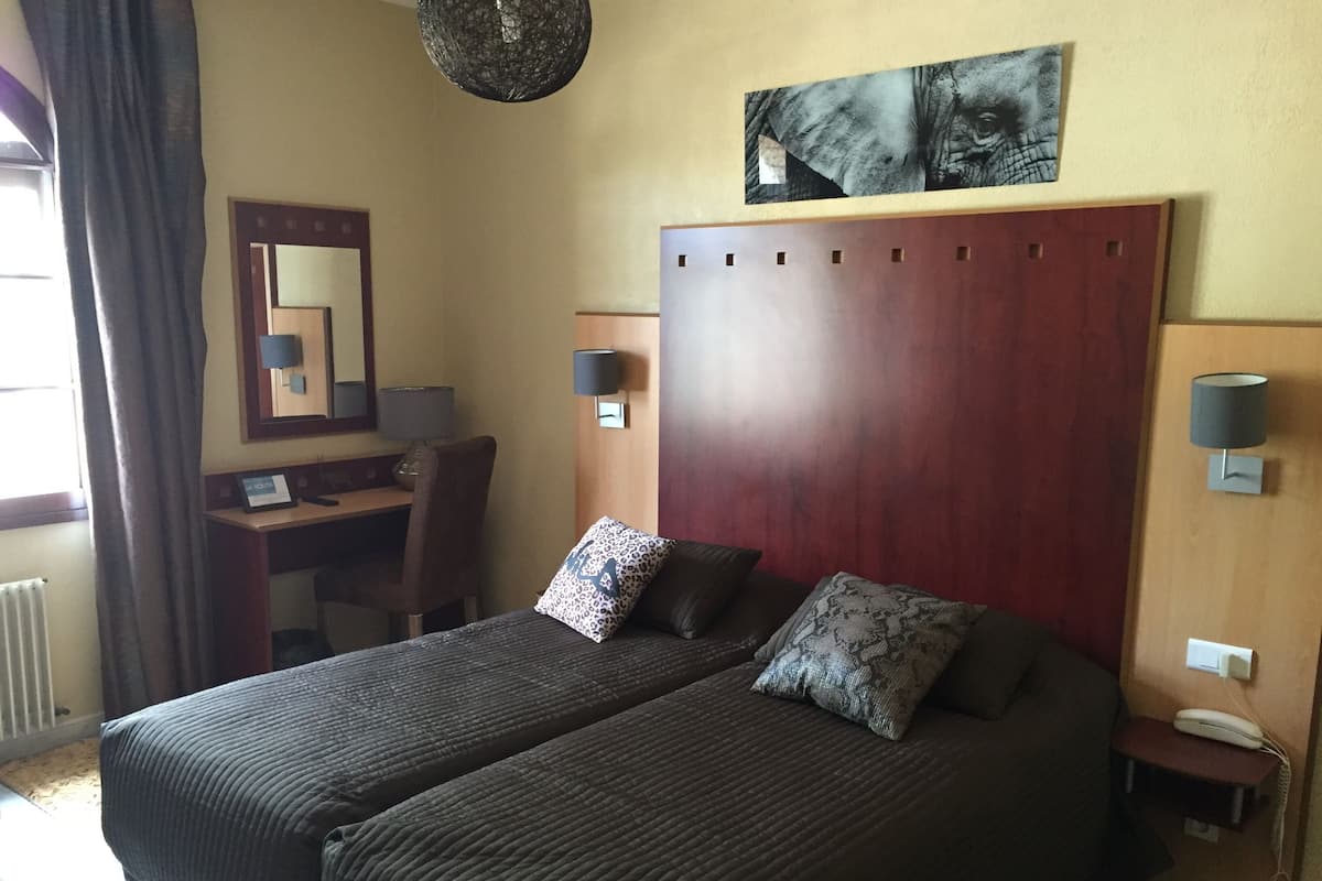 Comfort tvÄbÀddsrum | Individuell inredning, unika möbler, skrivbord och mörklÀggningsgardiner