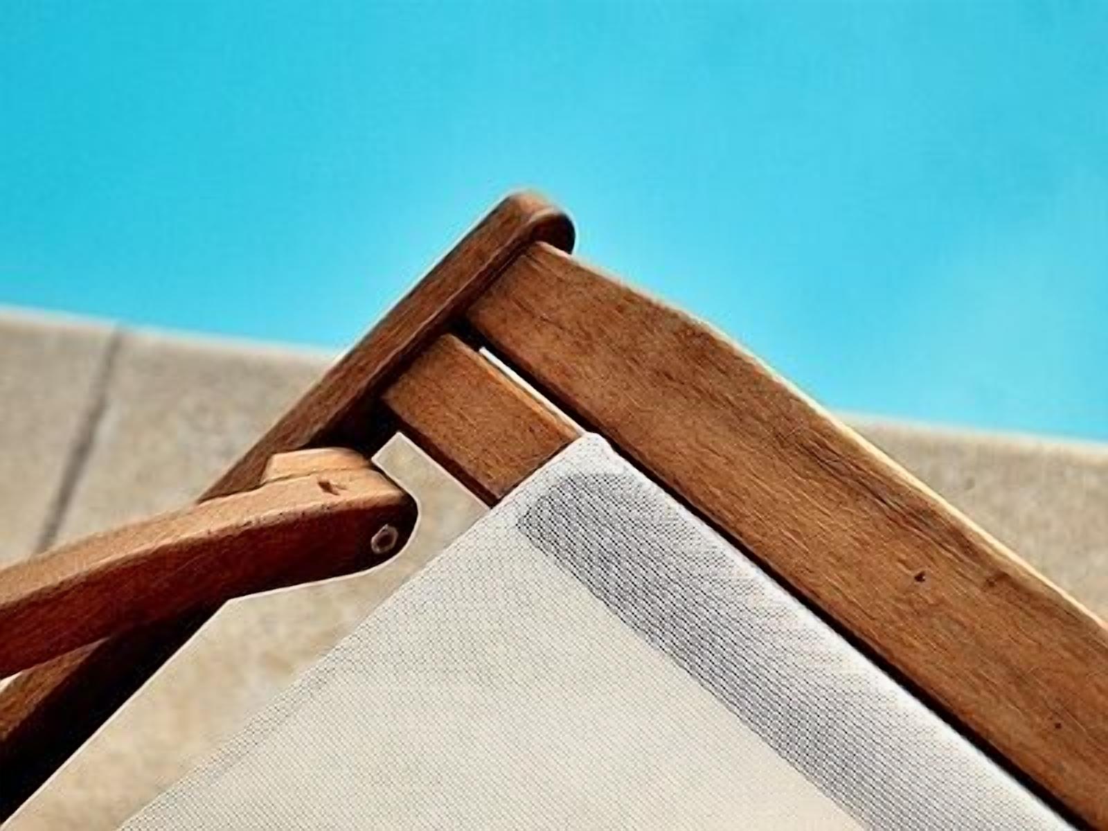 Una silla de madera con estructura metálica y respaldo de malla.