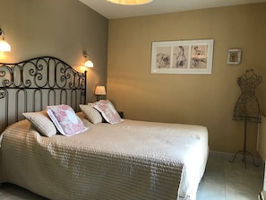 Decoración personalizada, muebles diferentes y escritorio 
