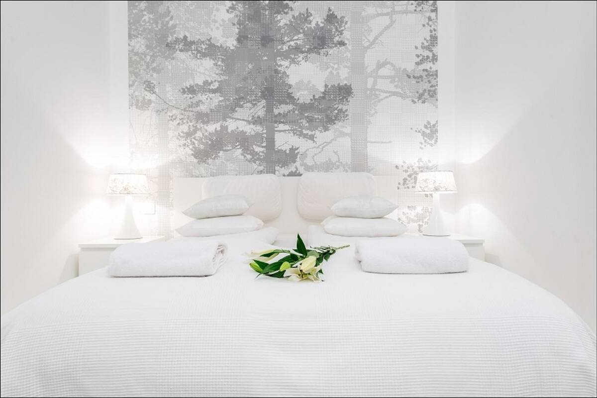 Luksussuite, 1 soverom (at 15 Bagatela Street) | Lydisolert, strykejern/-brett og ekstrasenger (mot et tillegg)