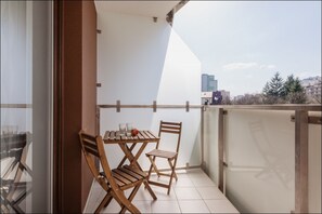 Departamento (Metro Wilanowska 2(Wita Stwosza 48)) | Insonorización, tabla de planchar con plancha y camas extra 