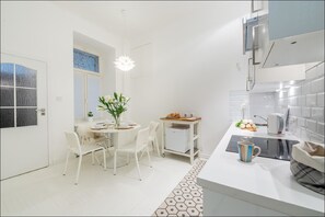 Luxury Suite, 1 Bedroom (at 15 Bagatela Street) | Private kitchen | Fridge, stovetop, dishwasher, electric kettle - P&O Apartments Mokotów (Warsaw)