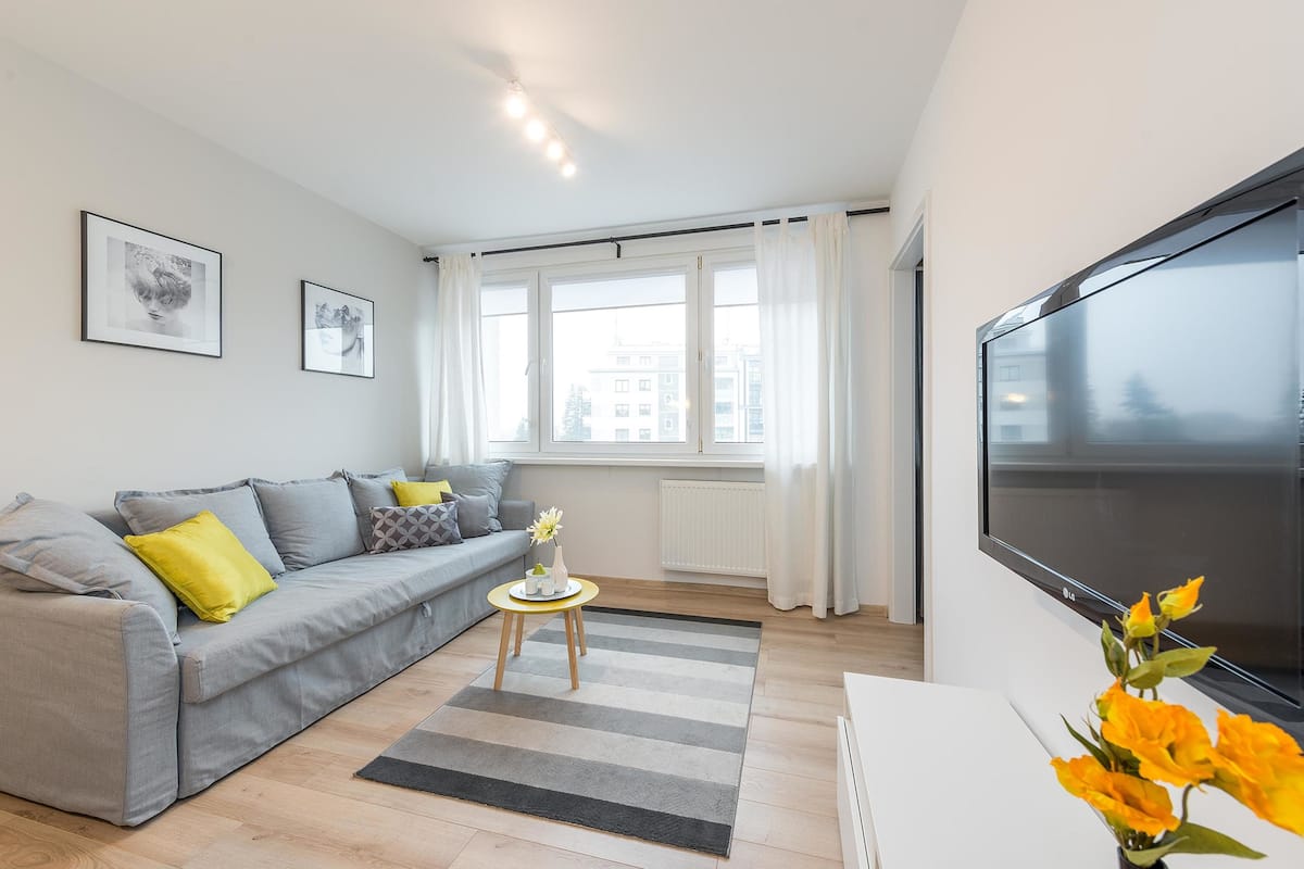 Appartement, 1 slaapkamer (at 73 Niepodleglosci Avenue) | Geluiddichte muren, een strijkplank/strijkijzer, extra bedden