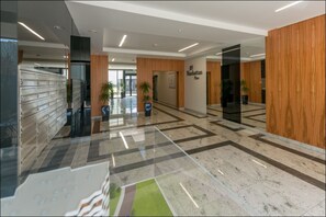Departamento (Metro Wilanowska 2(Wita Stwosza 48)) | Insonorización, tabla de planchar con plancha y camas extra 