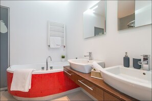 Apartment, 2 Bedrooms (at 156 Niepodleglosci Avenue) | Bathroom | Free toiletries, towels - P&O Apartments Mokotów (Warsaw)