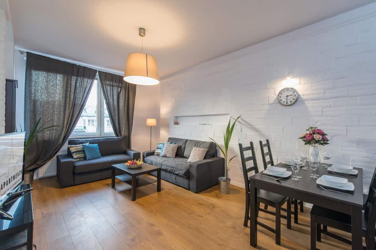 Appartement, 2 slaapkamers (at 156 Niepodleglosci Avenue) | Geluiddichte muren, een strijkplank/strijkijzer, extra bedden